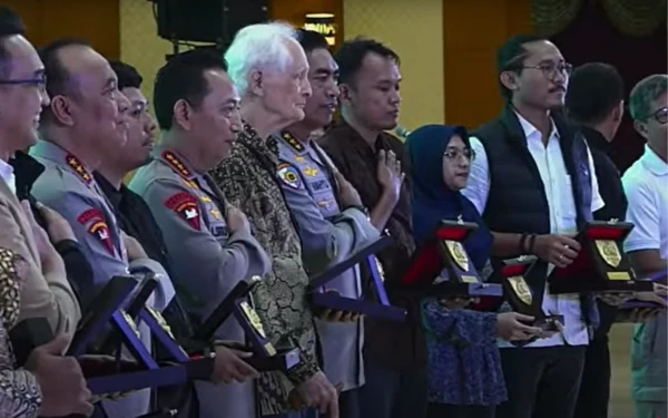 Thumbnail Berita - Disorot Usai Tragedi Brimob Lindas Ojol dan Represif ke Demonstran, Kapolri Janji Polisi Akan Jaga Demokrasi