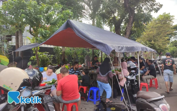 Thumbnail Berita - CAK MIS! Angkringan Legendaris Surabaya Suguhkan Menu "Pecahan Marmer" Sampai "Mbok Nom"