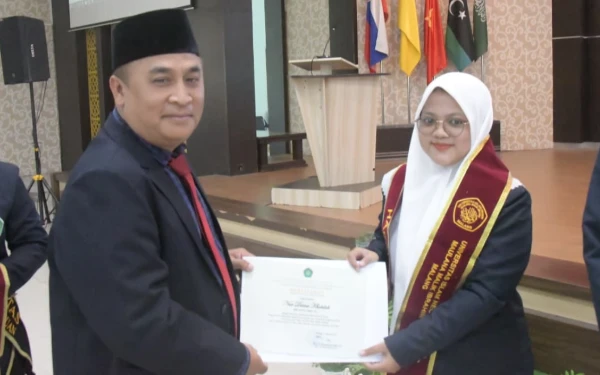 Thumbnail Berita - Raih Dua Gelar Sekaligus, Mahasiswi UIN Malang Diana Kholidah Lulus Sarjana dan Wisuda Tahfidz 30 Juz
