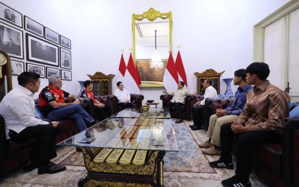 Thumbnail Berita - [Foto] Mario Aji Bersama Juara Dunia MotoGP Marc Marquez Bertemu Prabowo di Istana