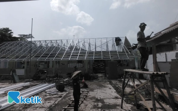 Thumbnail Berita - Dugaan Material Tak Sesuai Standar, Proyek Rehabilitasi MTs Az-Zumar Disorot Aktivis Lebak