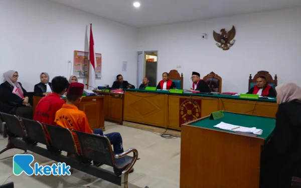 Thumbnail Berita - Sidang Begal Bersenpi di Palembang, Hakim Soroti Tembakan Polisi ke Kaki Terdakwa