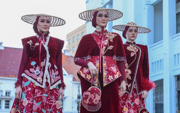 Saat Batik Surabaya Bertemu Modest Fashion, Kolaborasi Dekranasda dan Gita Orlin