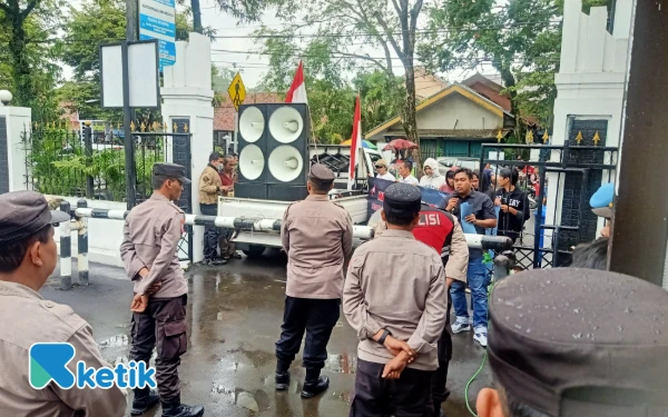 Thumbnail Berita - LPPD Banten Datangi Kejaksaan, Tuntut Usut Dugaan Korupsi RSUD Adjidarmo