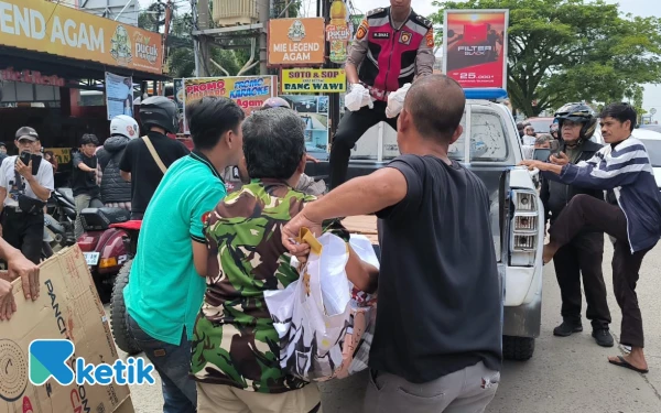 Thumbnail Berita - Pemotor Tewas Terlindas Bus Pariwisata di Celentang Palembang, Bermula dari Aksi Menyalip di Jalur Sempit