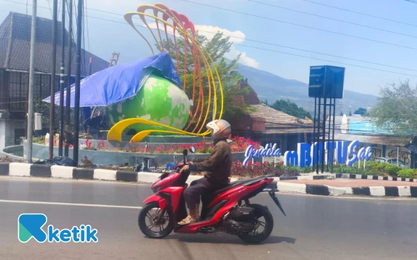 Thumbnail Berita - Sebulan Dibangun, Cat Patung Apel di Taman Jalan Sultan Agung Kota Batu Terkelupas