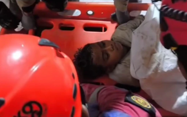 Thumbnail Keajaiban di Balik Tragedi, Haikal Bertahan 3 Hari di Bawah Puing Ponpes Al Khoziny Sidoarjo