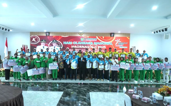 Bupati Asahan Serahkan Penghargaan kepada Insan Olahraga Berprestasi di PON Aceh-Sumut 2024