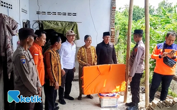 Thumbnail Berita - Wabup Tulungagung Tinjau Lokasi Terparah Dampak Puting Beliung di Desa Doroampel