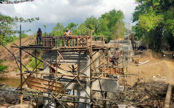 Diduga Menyimpang, Proyek Jembatan di Kedungdung Disorot Inspektorat Kabupaten Sampang