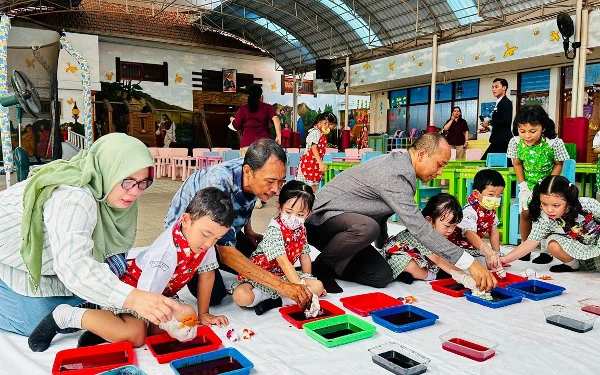 Hari Batik Nasional, Mercure Surabaya Grand Mirama Sulap Linen Bekas Jadi Batik Jumputan
