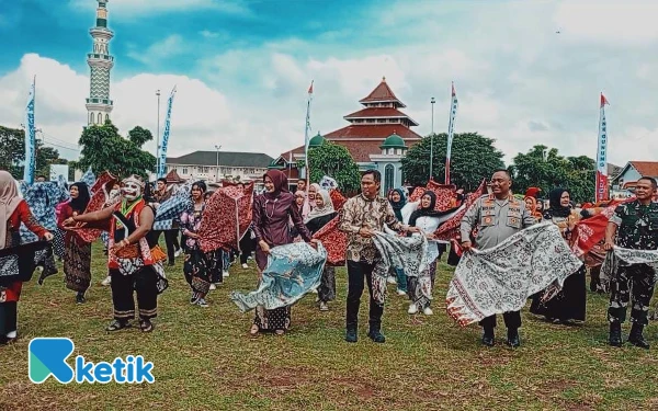Tari Kolosal Batik Warnai Peringatan Hari Batik Nasional di Cilacap