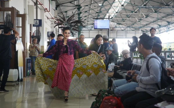Thumbnail Berita - Peringatan Hari Batik Nasional, KAI Daop 7 Madiun Gelar Fashion Show di KA dan Stasiun