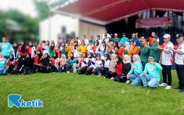 Thumbnail Berita - BNNK Tulungagung dan Pemdes Kendalbulur Kampanyekan Anti Narkoba Lewat Senam