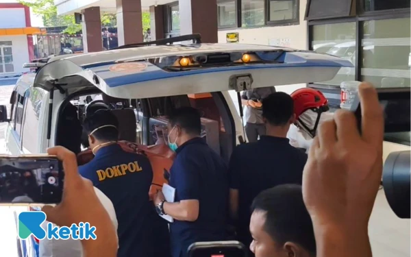 Thumbnail Berita - Keluarga Korban Ponpes Al Khoziny Sidoarjo Tiba di RS Bhayangkara Jawa Timur