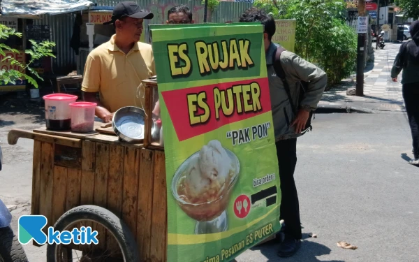 Thumbnail Berita - Es Rujak Es Puter Pak Pon, Aneh Tapi Enak
