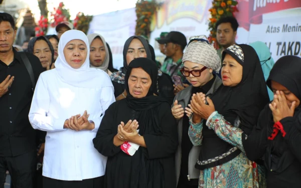 Thumbnail Berita - Pemakaman Atlet Naufal Al Bari di Gresik, Gubernur Khofifah: Dunia Olahraga Jatim dan Indonesia Kehilangan Putra Terbaik