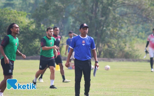 Thumbnail Berita - Lawan Persiku, Widodo Cahyono Putro Kebut Benahi Pertahanan Deltras FC