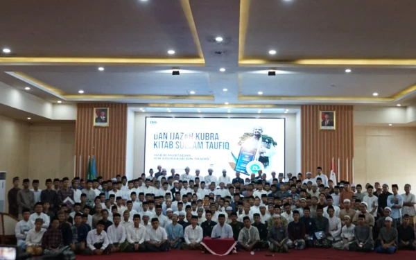 Thumbnail Baca Kitab Sullam Taufiq dengan Fasih, Santri Nurul Jadid Dapat Apresiasi Dzurriyah Pengarang