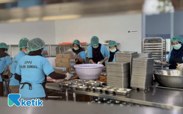 Thumbnail Berita - SPPG Polda Sumsel Kawal Ribuan Porsi Makanan Bergizi Gratis Setiap Hari