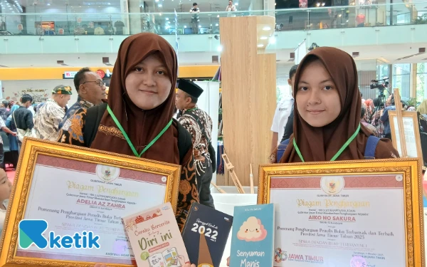 Keren! Dua Siswi SMA Negeri 15 Surabaya Raih Penghargaan Siswa dengan Buku Terbanyak