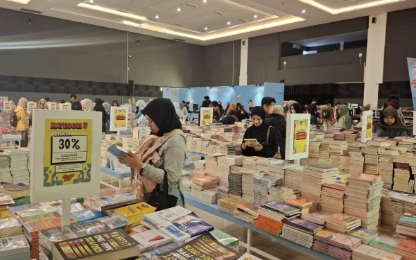 Diskon Gila-Gilaan! Gramedia Suguhkan Semesta Buku 2025 di Malang Creative Center