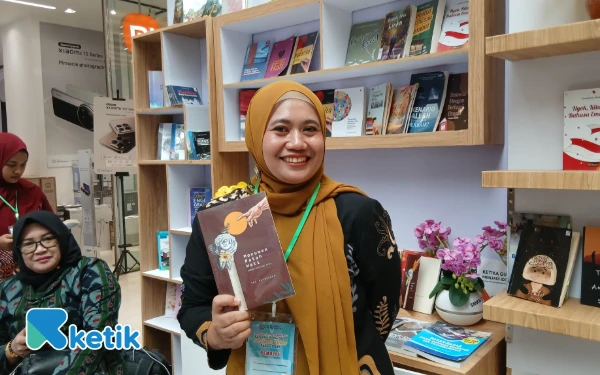 Thumbnail Berita - Ika Pusparona Ingin Menulis Agar Terus Dikenang