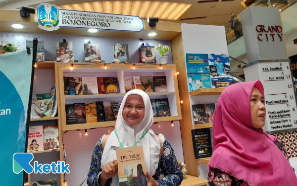 Thumbnail Berita - Wulan Rahmawati, Siswi TKJ Tuban Gebrak Dunia Literasi Lewat Novel Perdananya