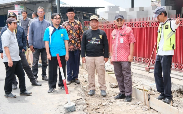 Bupati Anom Widiyantoro Pantau Proyek Jalan, Pastikan Pembangunan Tepat Waktu dan Berkualitas