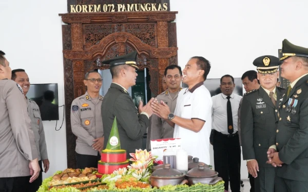 Simbol Persaudaraan di HUT Ke-80 TNI, Korem 072/Pamungkas Terima Kejutan Istimewa dari Polda DIY