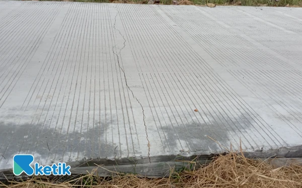 Thumbnail Jalan Rabat Beton di Kelangdepok Bodeh Retak Sebulan Setelah Dikerjakan, Diduga Ada Masalah Kualitas dan Administrasi