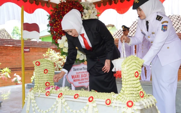 Thumbnail Berita - Gubernur Khofifah Ziarah Makam Gubernur Soerjo, Ajak Teladani Semangat Kepahlawanan
