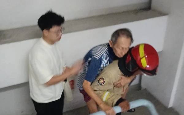 Thumbnail Berita - Diduga Dipicu Korsleting Hairdryer, Kamar di Lantai 12 Apartemen Gunawangsa Manyar Terbakar