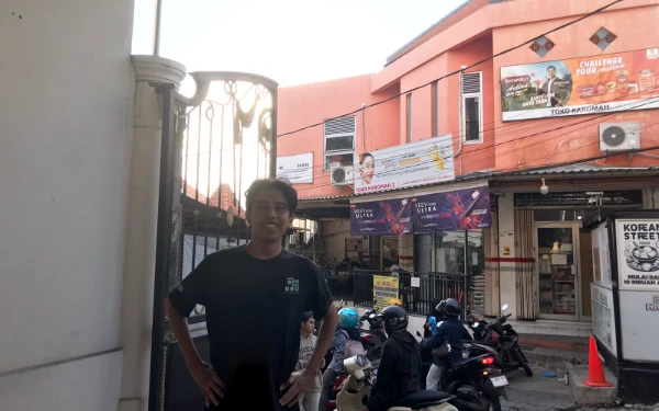 Thumbnail Berita - Bangkit dari Warteg Bangkrut, Karomah Jadi Andalan Mahasiswa UNESA