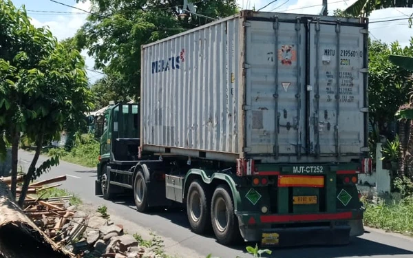 Thumbnail Berita - Jalan Desa Taman di Bondowoso Rusak Akibat Truk ODOL, Warga Minta Pemerintah Bertindak