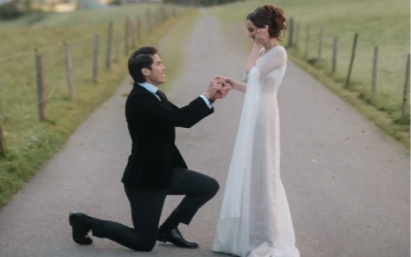 Thumbnail Berita - Awal Oktober, Dua Artis Ini Dilamar Kekasihnya secara Romantis