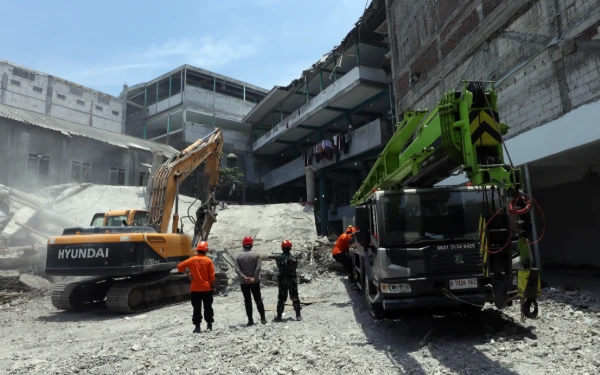 Thumbnail Berita - Prabowo Perintahkan Evaluasi Bangunan Pesantren, AHY Tekankan Pentingnya Standar Konstruksi