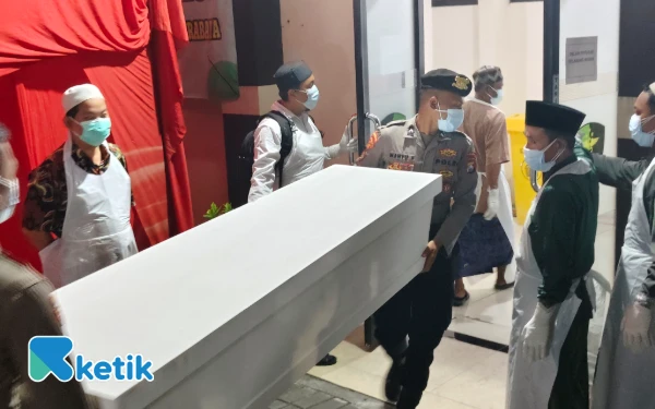 Thumbnail Berita - Tim DVI Polda Jatim Kembali Identifikasi 7 Jenazah Korban Al Khoziny, Ini Daftarnya