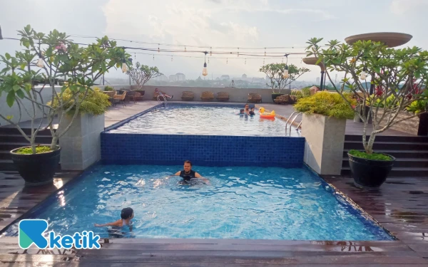 Thumbnail Berita - Rasakan Pengalaman Baru dalam Menikmati Hidangan Menu di Gin Gin Cafe, Pool and Rooftop Malang