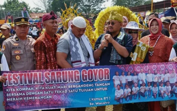 Bupati Pemalang Komitmen Perluas Pasar Sarung Goyor Tembus Mancanegara