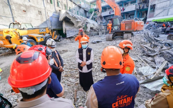 Thumbnail Berita - Operasi SAR Ponpes Al Khoziny Selesai, Khofifah Pastikan Pendampingan Korban Berlanjut