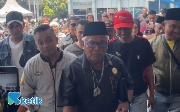 Thumbnail Berita - Datangi Polresta Malang Kota dengan Gaya Nyentrik, Yai Mim Bawa Dua Laporan Baru Soal Sahara