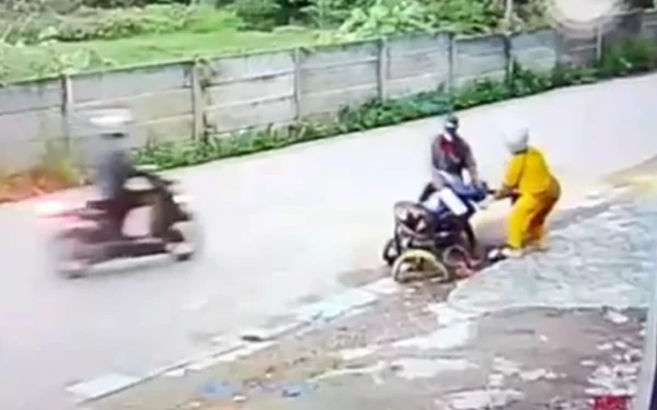 Thumbnail Berita - Aksi Begal di Talang Kelapa Palembang Terekam CCTV, Polisi Buru Dua Pelaku