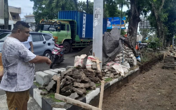 Thumbnail Dugaan Pemborosan Anggaran Selimuti Proyek Trotoar Bitung, Aktivis Minta APH Turun Tangan