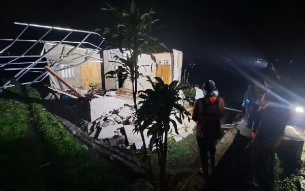 Thumbnail Berita - Cuaca Ekstrem Terjang Kota Batu, Rumah Warga Giripurno Roboh Diterpa Angin