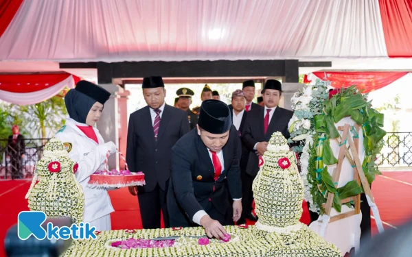 Thumbnail Berita - Sambut HUT Ke-80 Jatim, Wagub Emil Dardak Ziarah ke Makam Mantan Gubernur Mohammad Noer