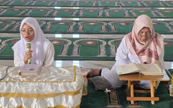 Thumbnail Berita - Ketekunan Anak Penjual Nasi Goreng Hafalkan Al-Qur'an di MTs Masjid Al-Akbar