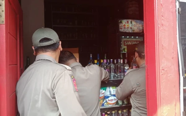 Satpol PP Malang Sita 260 Botol Minol, Dua Toko di Muharto Terbukti Jual ke Anak di Bawah Umur