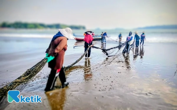 Thumbnail Berita - Hasil Tangkapan Nelayan Pantai Sidem Tulungagung Menurun Drastis Akibat Cuaca Ekstrem