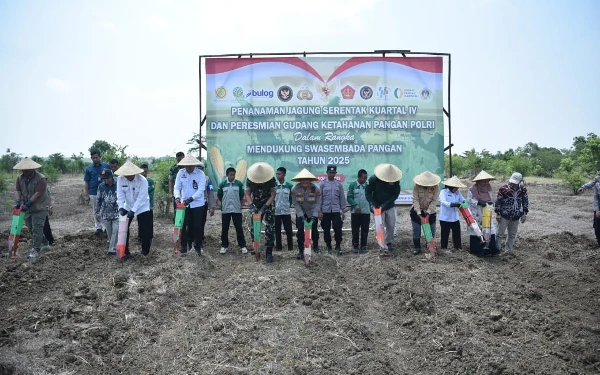 Thumbnail Berita - Dukung Swasembada Pangan, Polres Gresik Tanam Jagung Serentak Kuartal IV